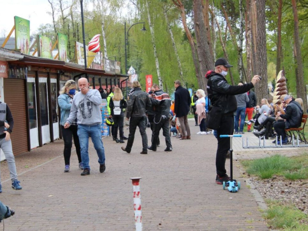 Tłumy ludzi na sławskiej plaży! Lody, kawa, kebaby? Tak! Na wynos