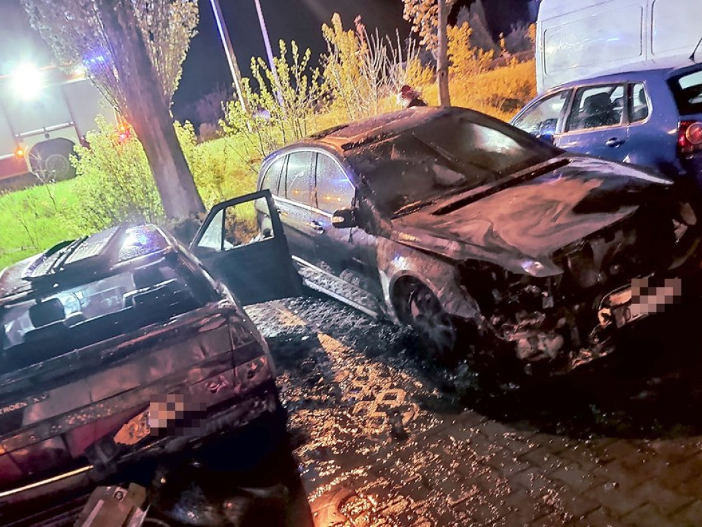Dwa auta w ogniu na parkingu przy ulicy Kosmonautów Polskich