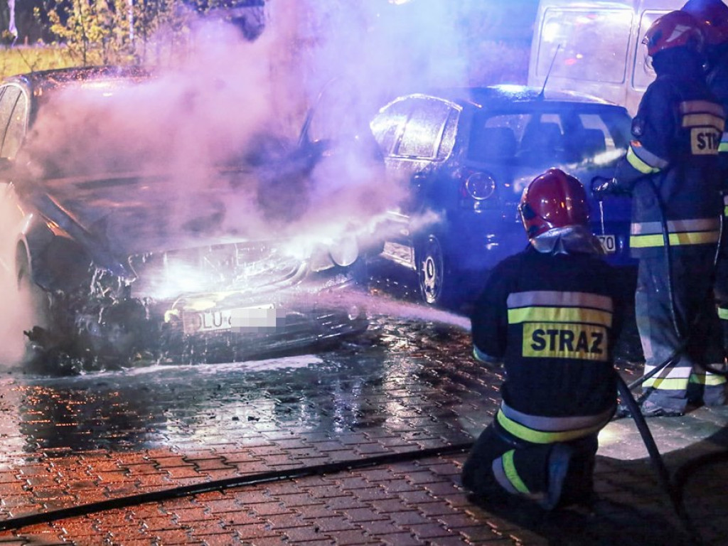 Dwa auta w ogniu na parkingu przy ulicy Kosmonautów Polskich