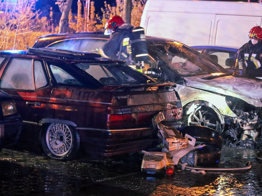 Dwa auta w ogniu na parkingu przy ulicy Kosmonautów Polskich