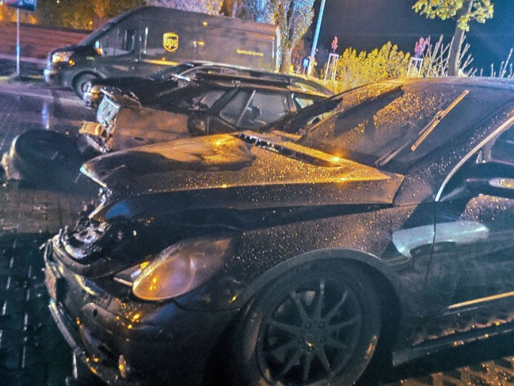 Dwa auta w ogniu na parkingu przy ulicy Kosmonautów Polskich