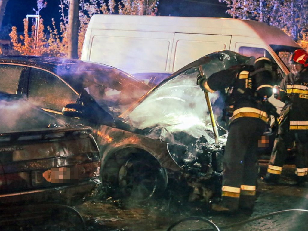 Dwa auta w ogniu na parkingu przy ulicy Kosmonautów Polskich