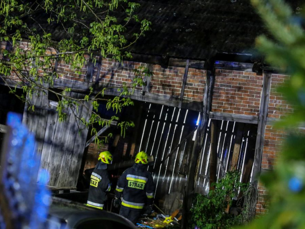 Pożar stodoły w Kurowicach. Stary budynek groził zawaleniem