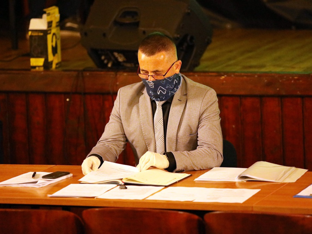 Takiej sesji w Kotli jeszcze nie było... Radni w maseczkach i rękawiczkach