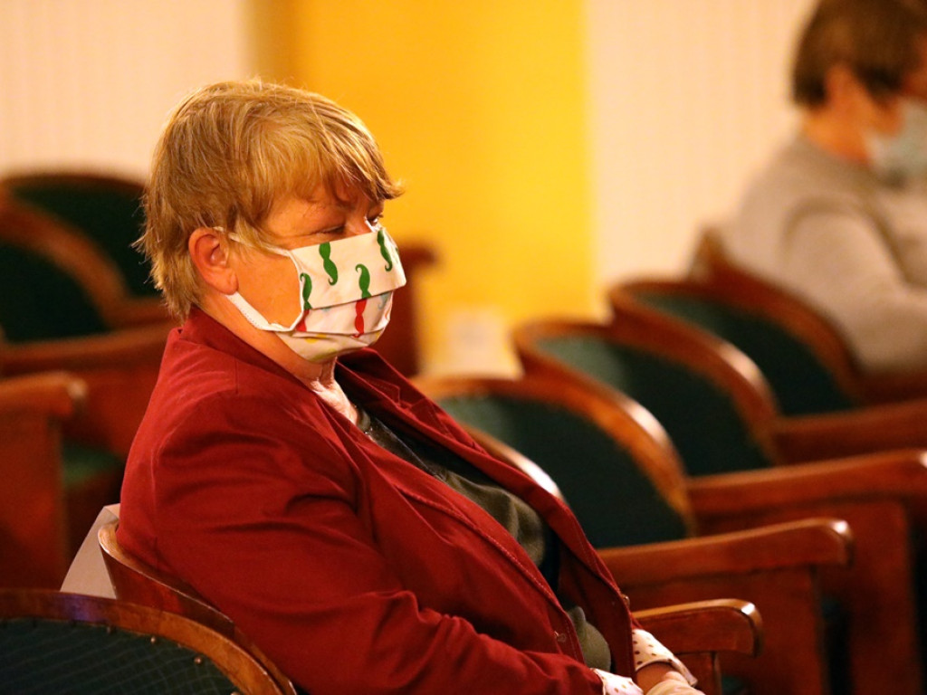 Takiej sesji w Kotli jeszcze nie było... Radni w maseczkach i rękawiczkach