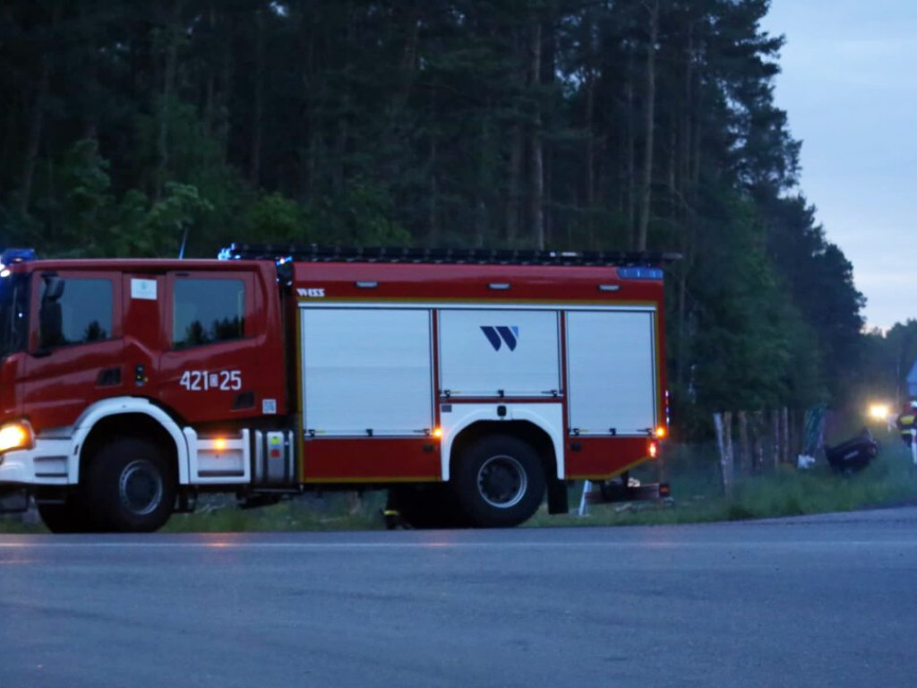 Dachowanie koło Kotli. Kobieta wydostała się z auta o własnych siłach