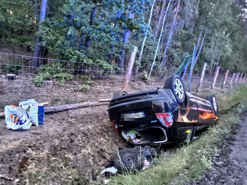 Dachowanie koło Kotli. Kobieta wydostała się z auta o własnych siłach