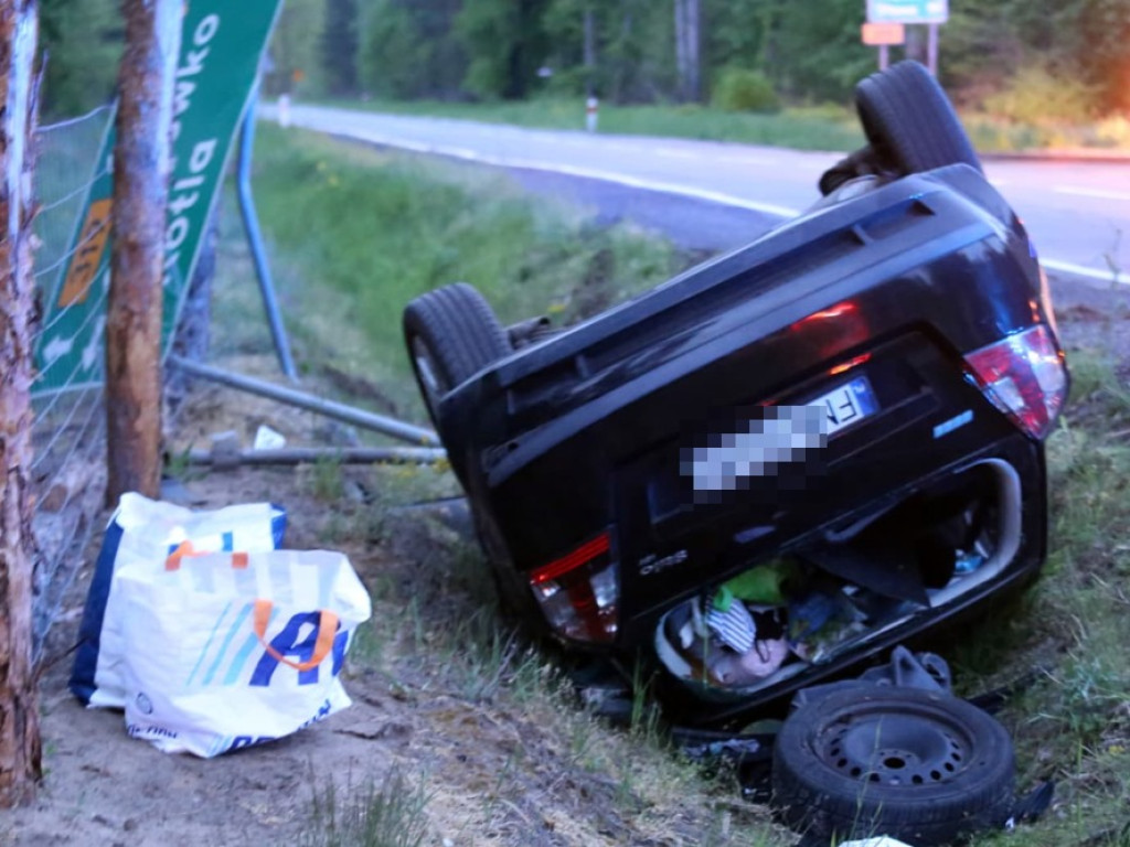 Dachowanie koło Kotli. Kobieta wydostała się z auta o własnych siłach