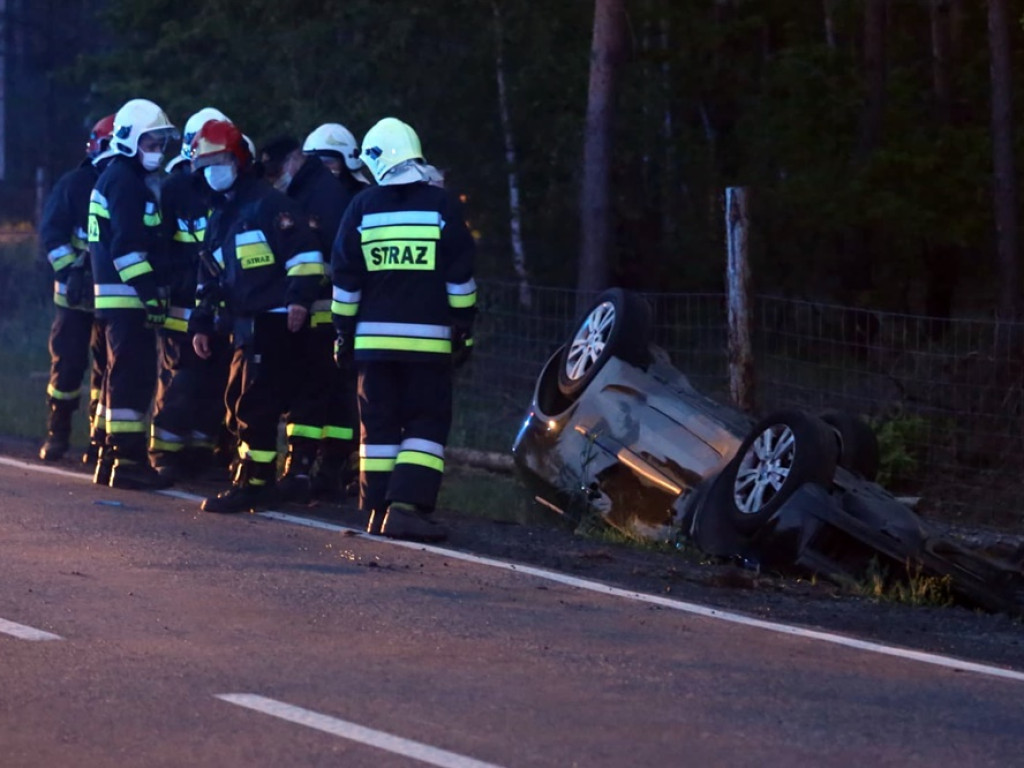Dachowanie koło Kotli. Kobieta wydostała się z auta o własnych siłach