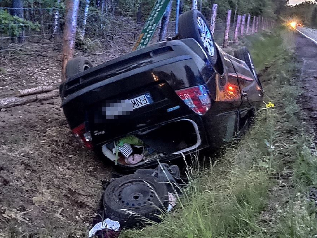 Dachowanie koło Kotli. Kobieta wydostała się z auta o własnych siłach
