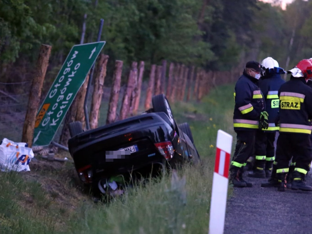 Dachowanie koło Kotli. Kobieta wydostała się z auta o własnych siłach