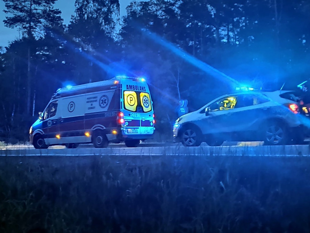 Dachowanie koło Kotli. Kobieta wydostała się z auta o własnych siłach