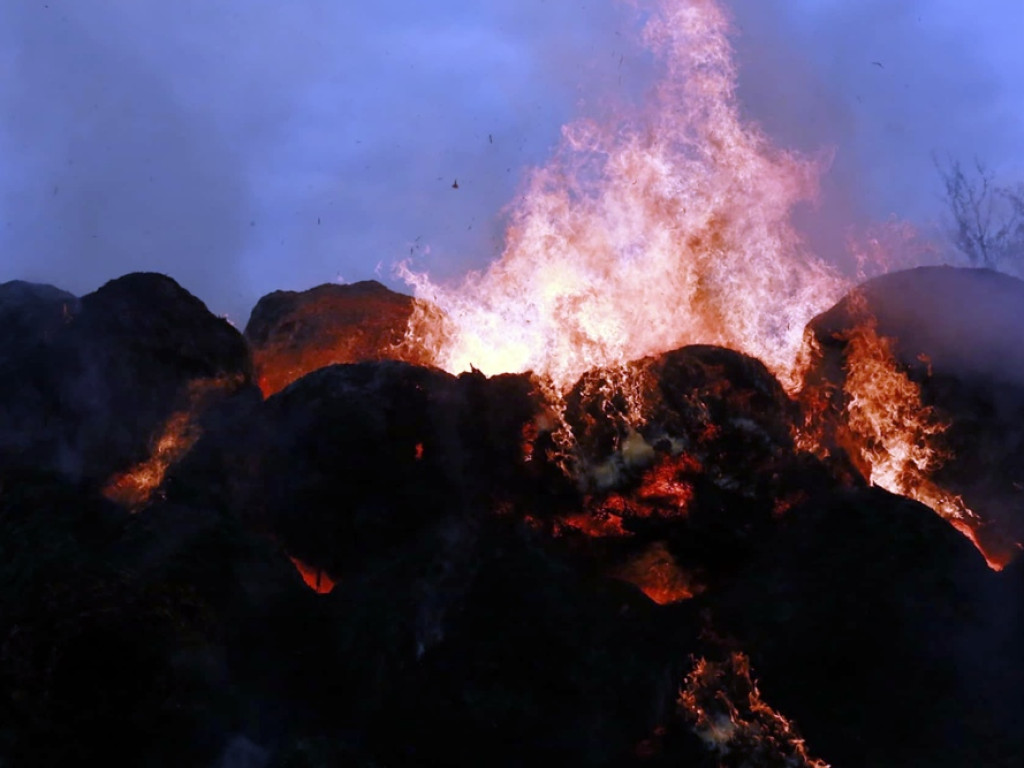 Kolejny pożar stogu! Płonie ponad 200 balotów słomy w gminie Grębocice