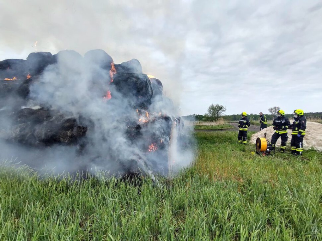 Kolejny pożar stogu! Płonie ponad 200 balotów słomy w gminie Grębocice