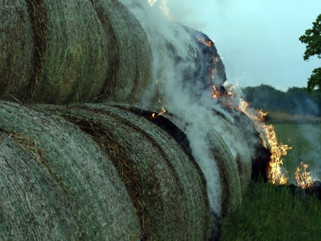 Kolejny pożar stogu! Płonie ponad 200 balotów słomy w gminie Grębocice