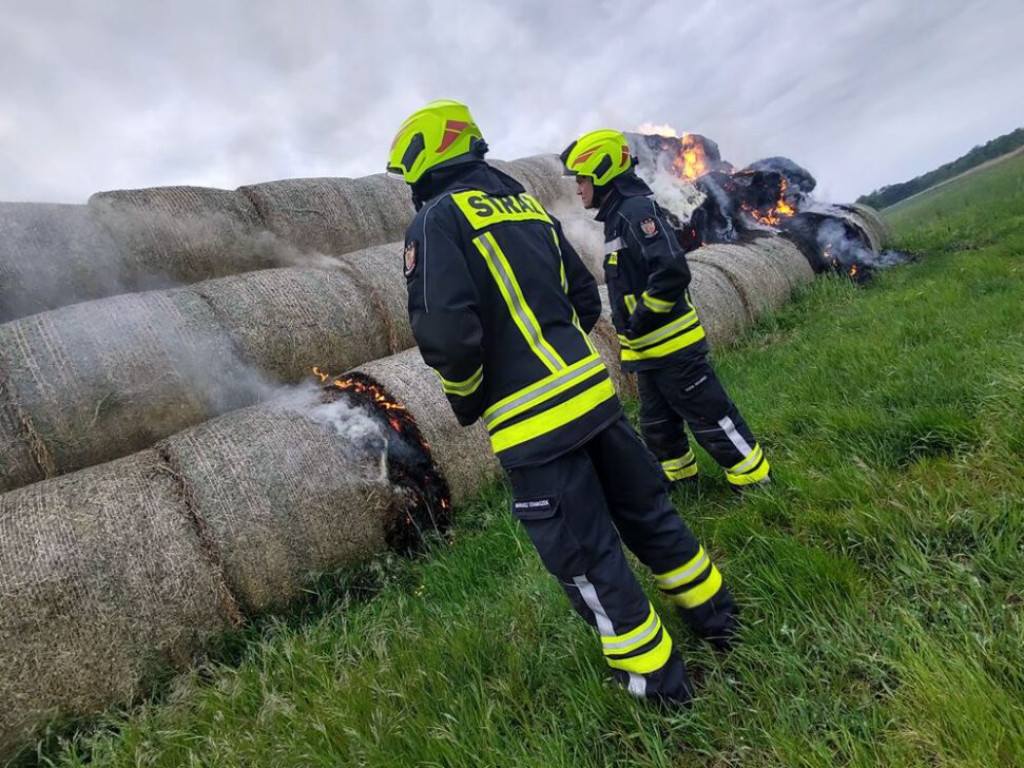Kolejny pożar stogu! Płonie ponad 200 balotów słomy w gminie Grębocice