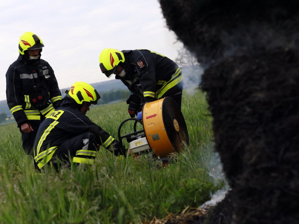 Kolejny pożar stogu! Płonie ponad 200 balotów słomy w gminie Grębocice