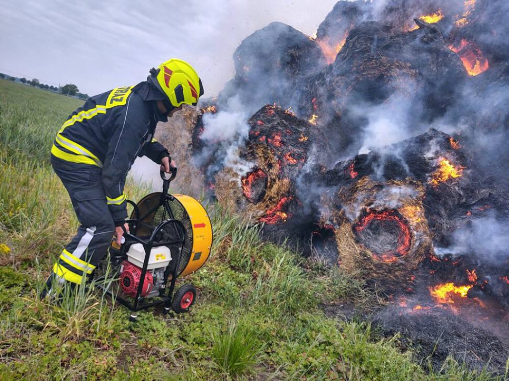 Kolejny pożar stogu! Płonie ponad 200 balotów słomy w gminie Grębocice