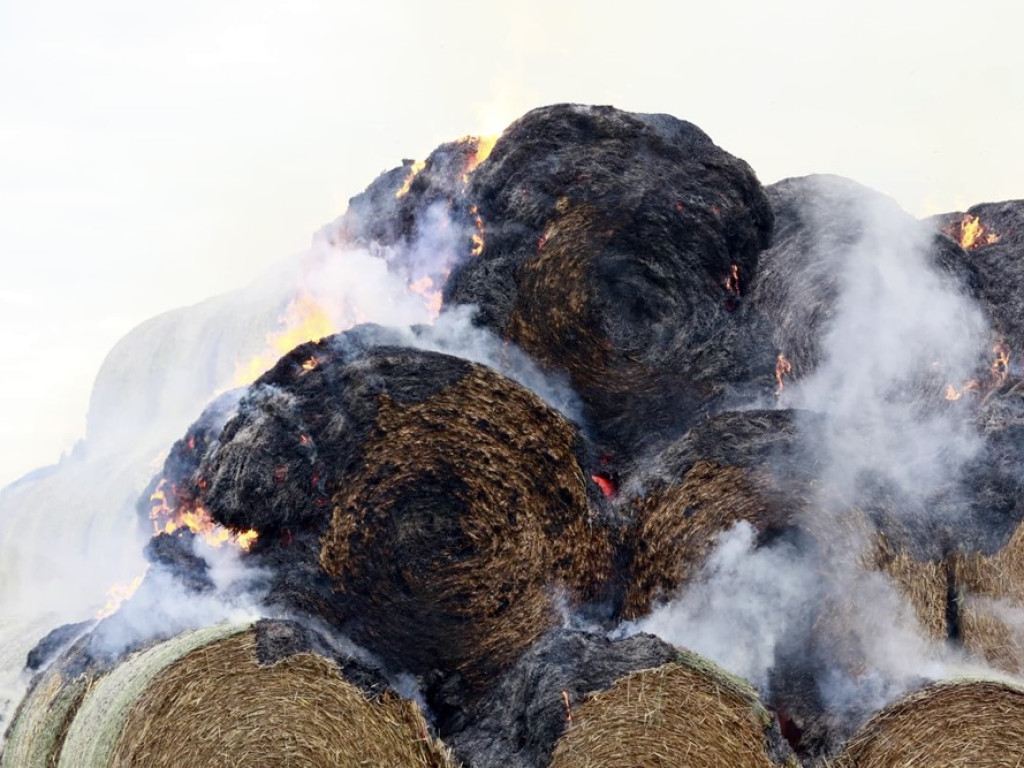 Kolejny pożar stogu! Płonie ponad 200 balotów słomy w gminie Grębocice