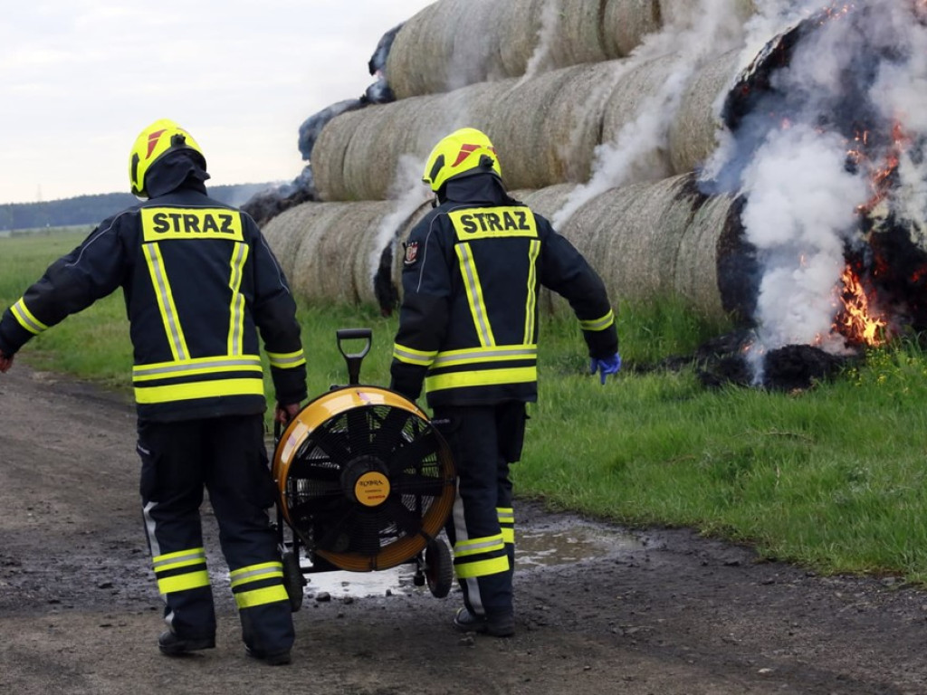 Kolejny pożar stogu! Płonie ponad 200 balotów słomy w gminie Grębocice