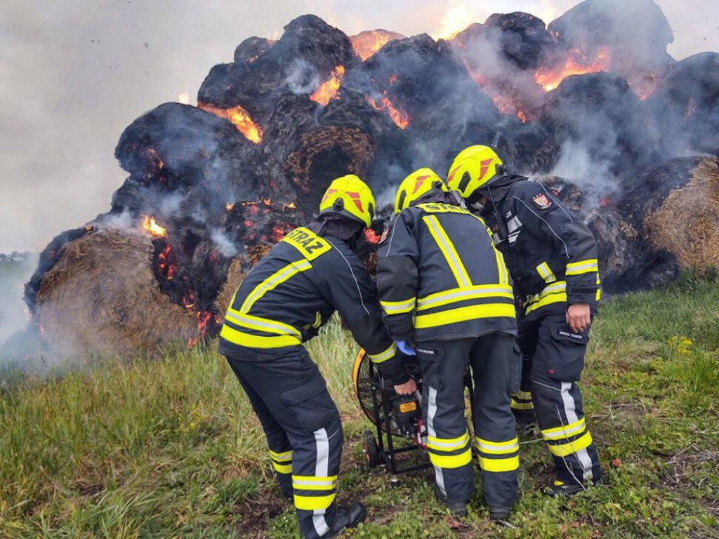 Kolejny pożar stogu! Płonie ponad 200 balotów słomy w gminie Grębocice