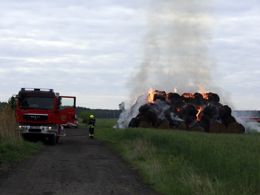 Kolejny pożar stogu! Płonie ponad 200 balotów słomy w gminie Grębocice