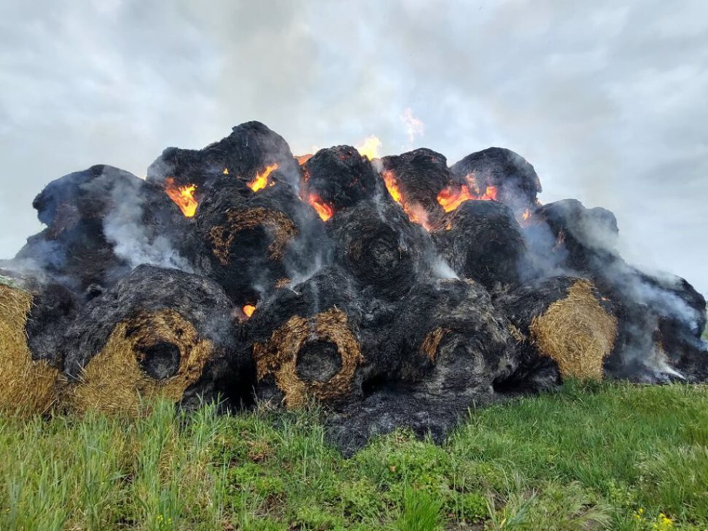 Kolejny pożar stogu! Płonie ponad 200 balotów słomy w gminie Grębocice