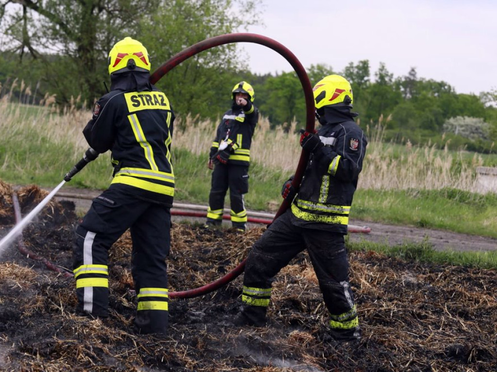 Akcja strażaków trwała 13 godzin. Stóg słomy spłonął