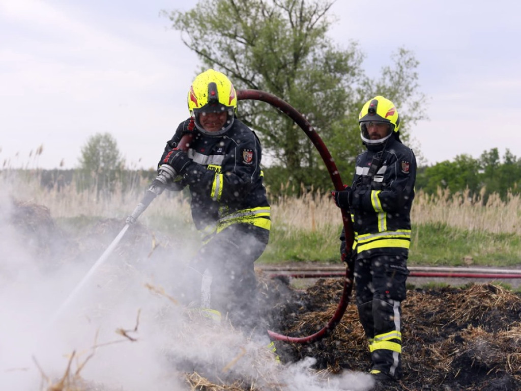 Akcja strażaków trwała 13 godzin. Stóg słomy spłonął