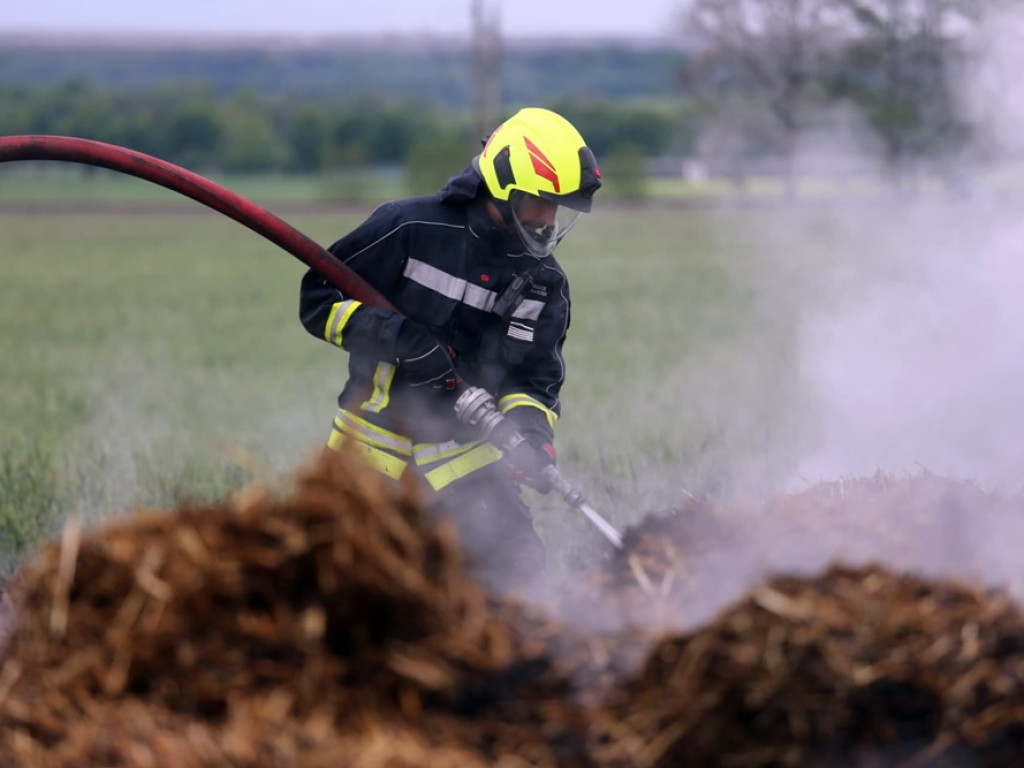 Akcja strażaków trwała 13 godzin. Stóg słomy spłonął