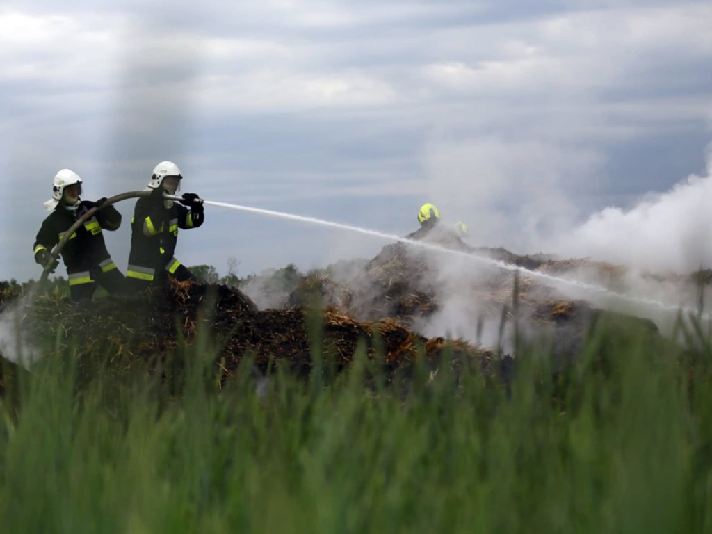 Akcja strażaków trwała 13 godzin. Stóg słomy spłonął