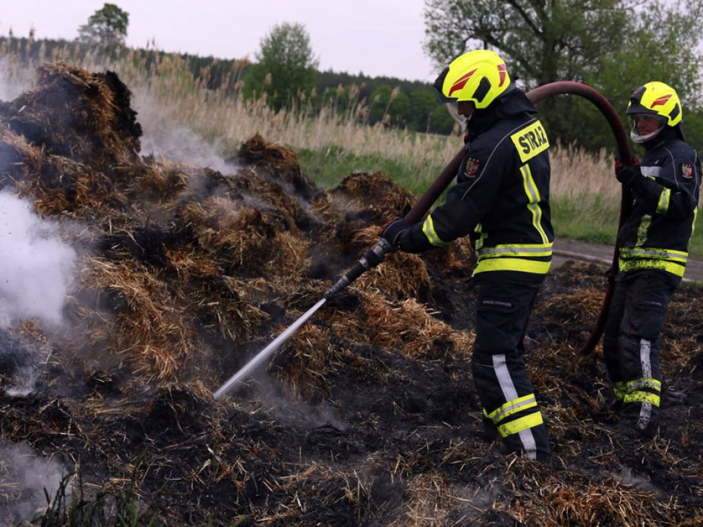 Akcja strażaków trwała 13 godzin. Stóg słomy spłonął