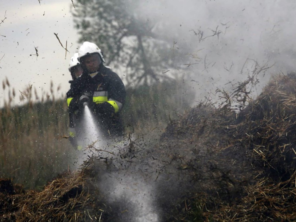 Akcja strażaków trwała 13 godzin. Stóg słomy spłonął