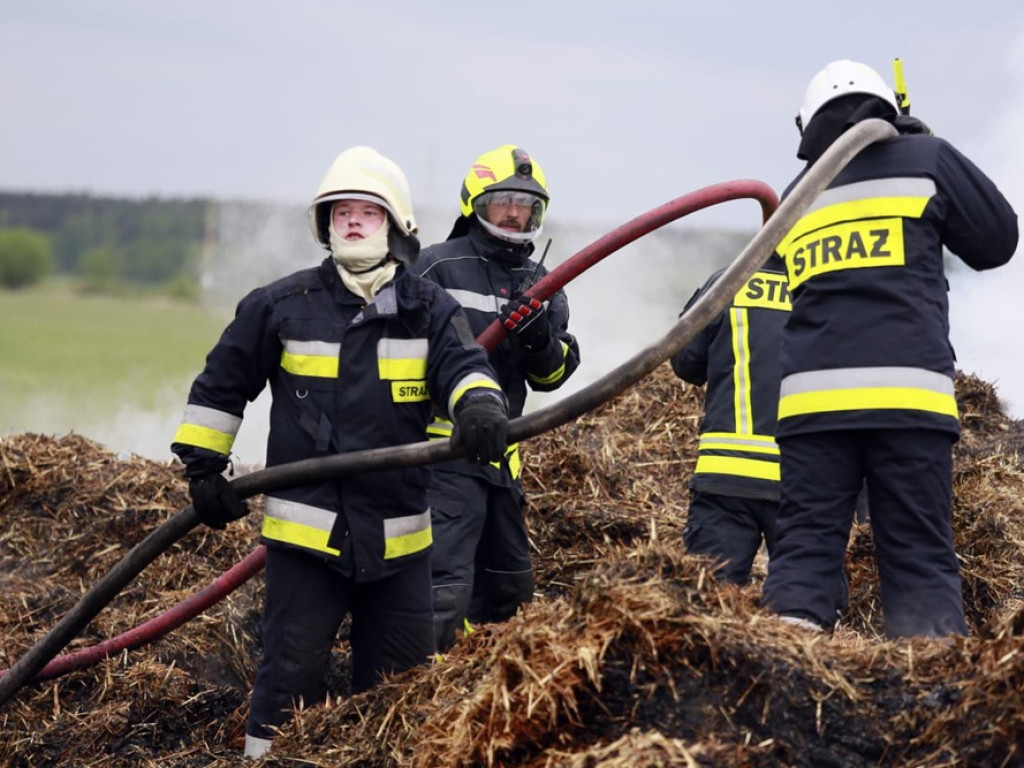 Akcja strażaków trwała 13 godzin. Stóg słomy spłonął