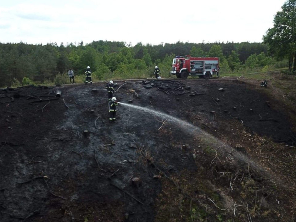 Samoloty gaśnicze w akcji! Płonie drewno nieopodal Góry św. Anny