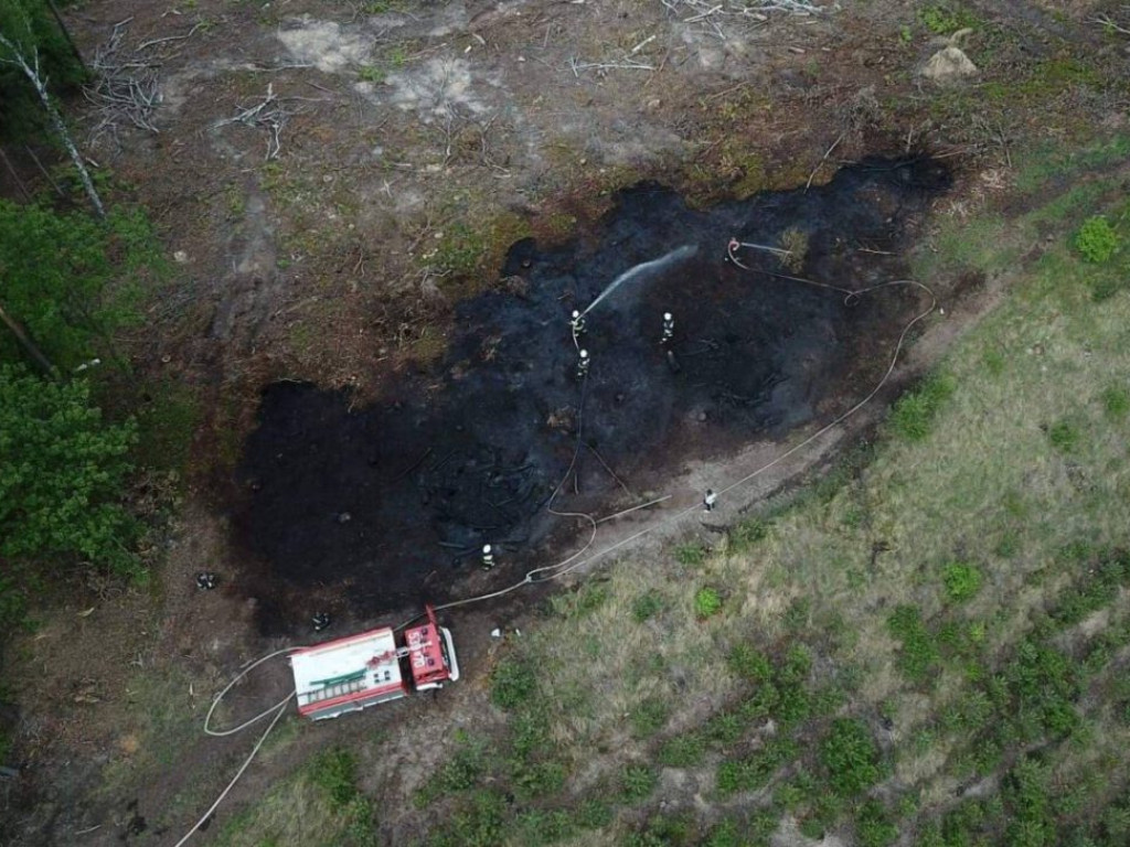 Samoloty gaśnicze w akcji! Płonie drewno nieopodal Góry św. Anny