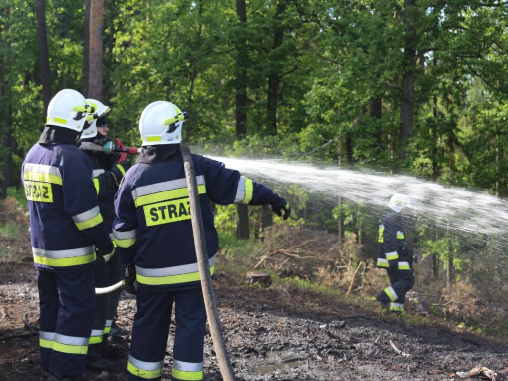 Samoloty gaśnicze w akcji! Płonie drewno nieopodal Góry św. Anny