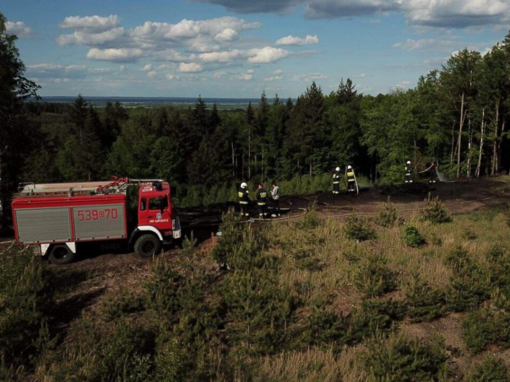 Samoloty gaśnicze w akcji! Płonie drewno nieopodal Góry św. Anny