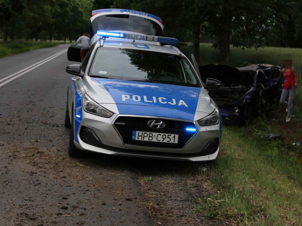 Pijany ma szczęście? Samochód zmasakrowany, kierowca cały. Pasażerka też