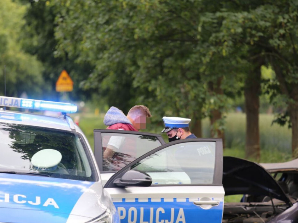 Pijany ma szczęście? Samochód zmasakrowany, kierowca cały. Pasażerka też
