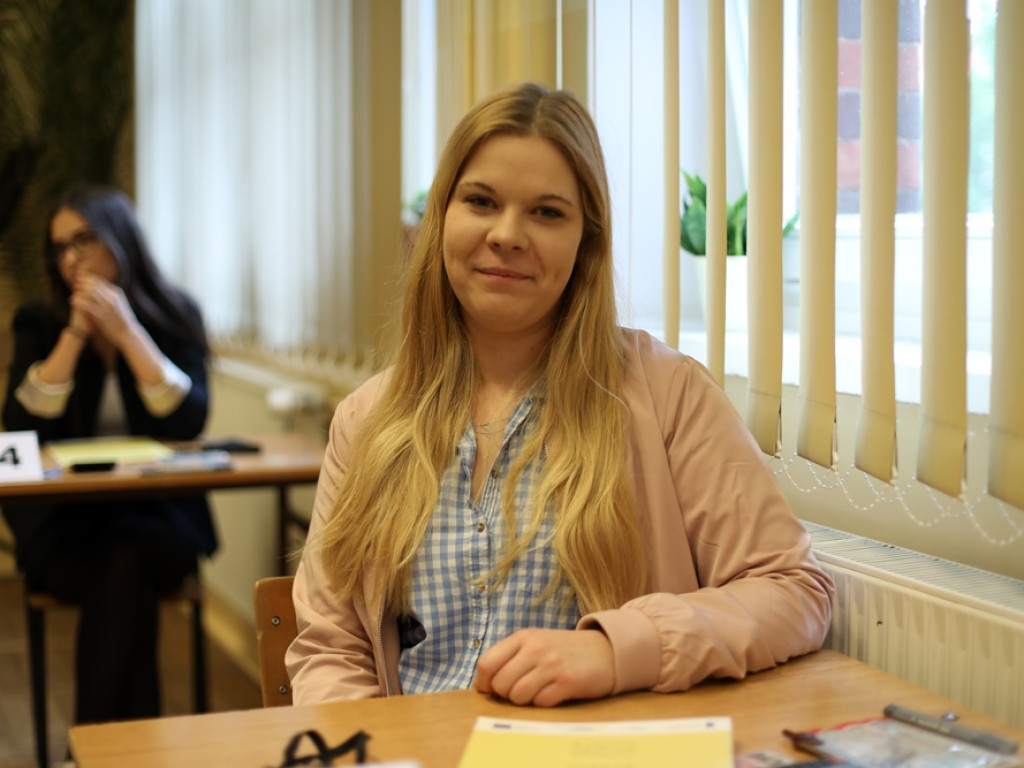 Maturzyści rozwiązują zadania z matematyki. Trzymamy kciuki!