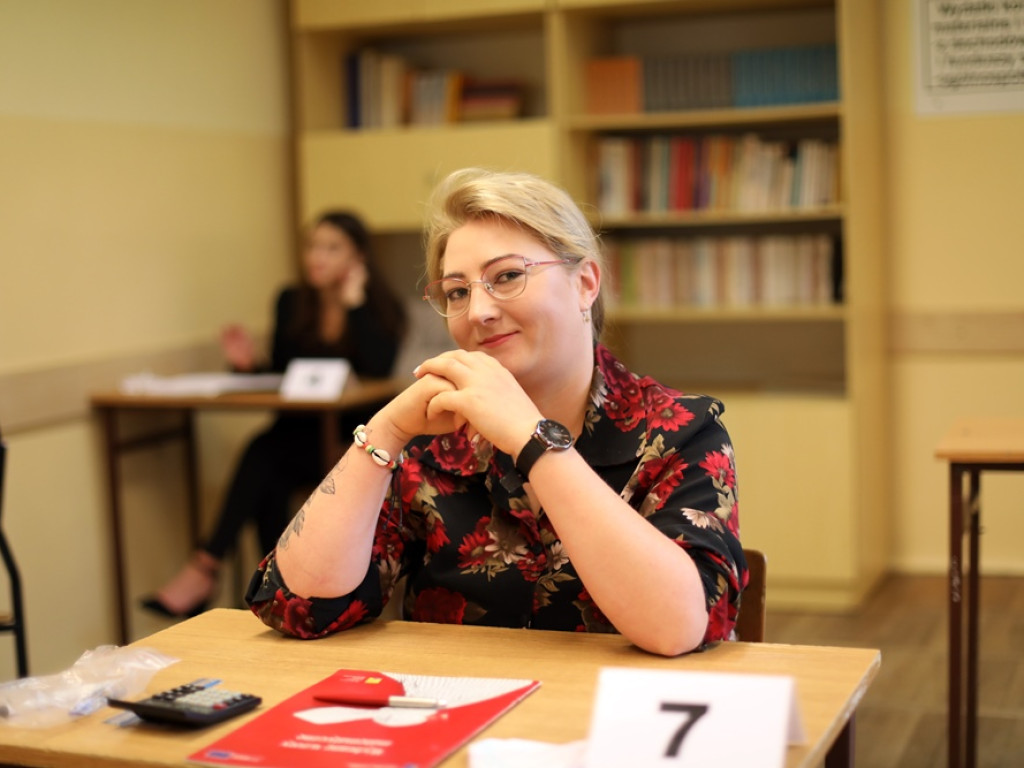 Maturzyści rozwiązują zadania z matematyki. Trzymamy kciuki!