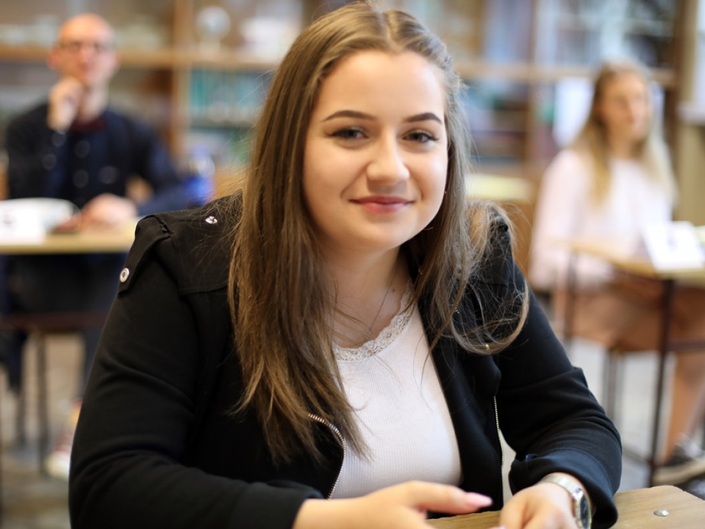 Maturzyści rozwiązują zadania z matematyki. Trzymamy kciuki!