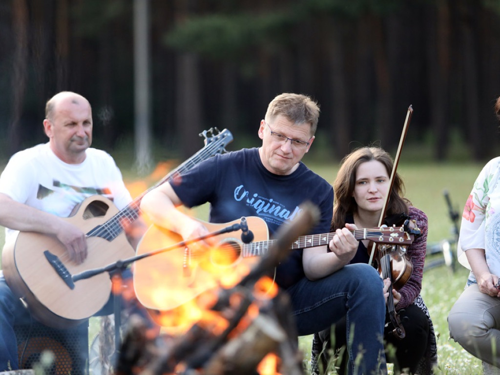 Poezja śpiewana na polanie w Grochowicach. 