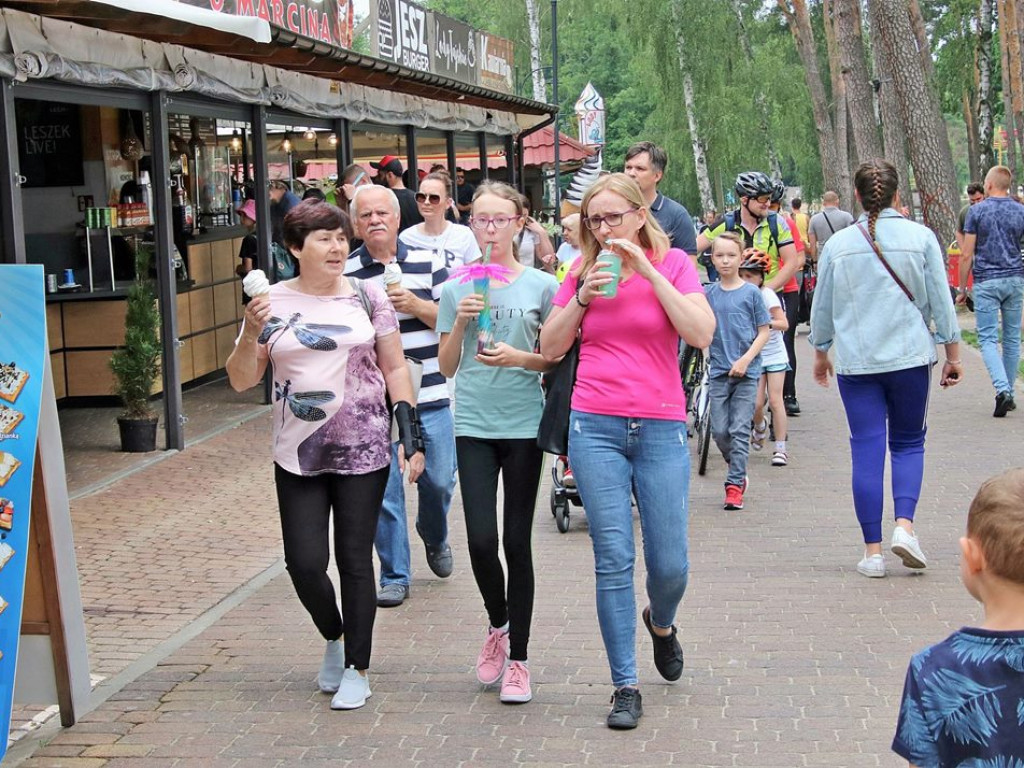 Nie zabrakło chętnych do kąpieli w Jeziorze Sławskim