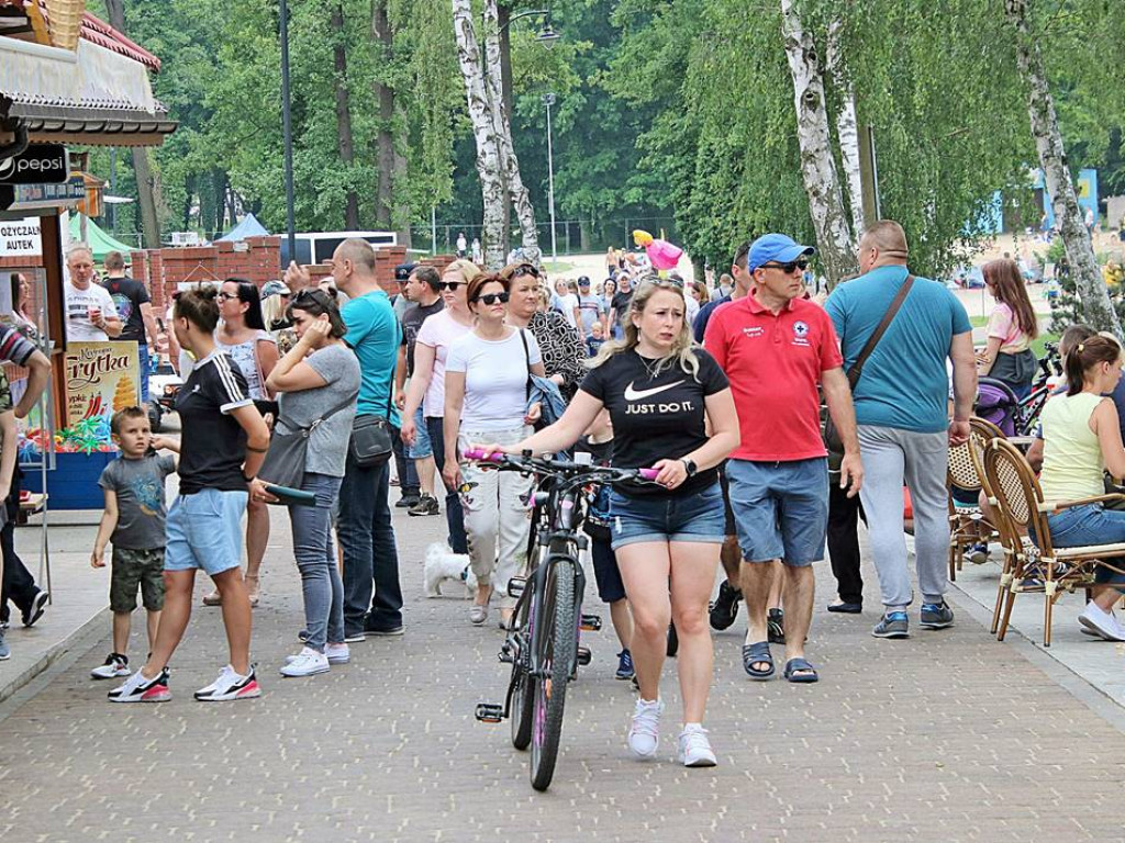 Nie zabrakło chętnych do kąpieli w Jeziorze Sławskim