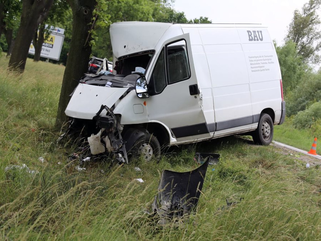 Auto uderzyło w drzewo. Trzy osoby trafiły do szpitala