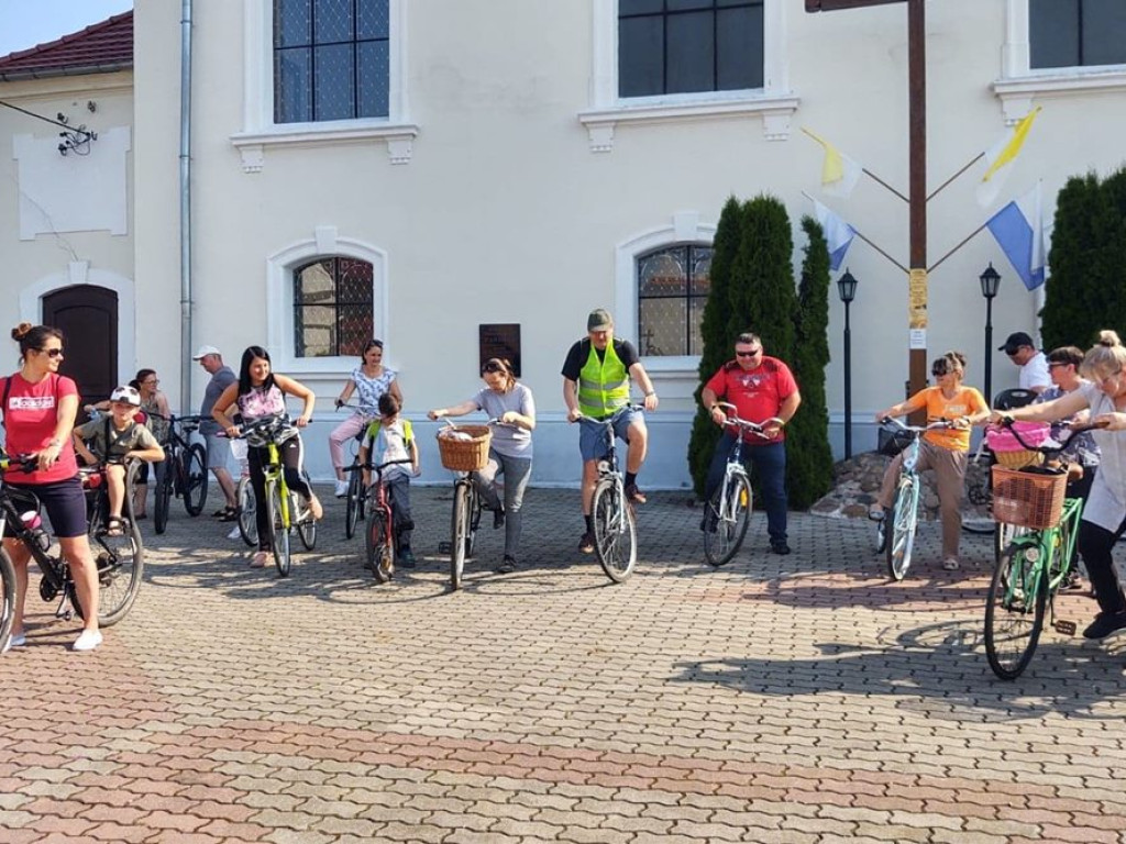 Ksiądz był zaskoczony, bo chętnych nie brakowało! Na rowerach ruszyli do Grodowca