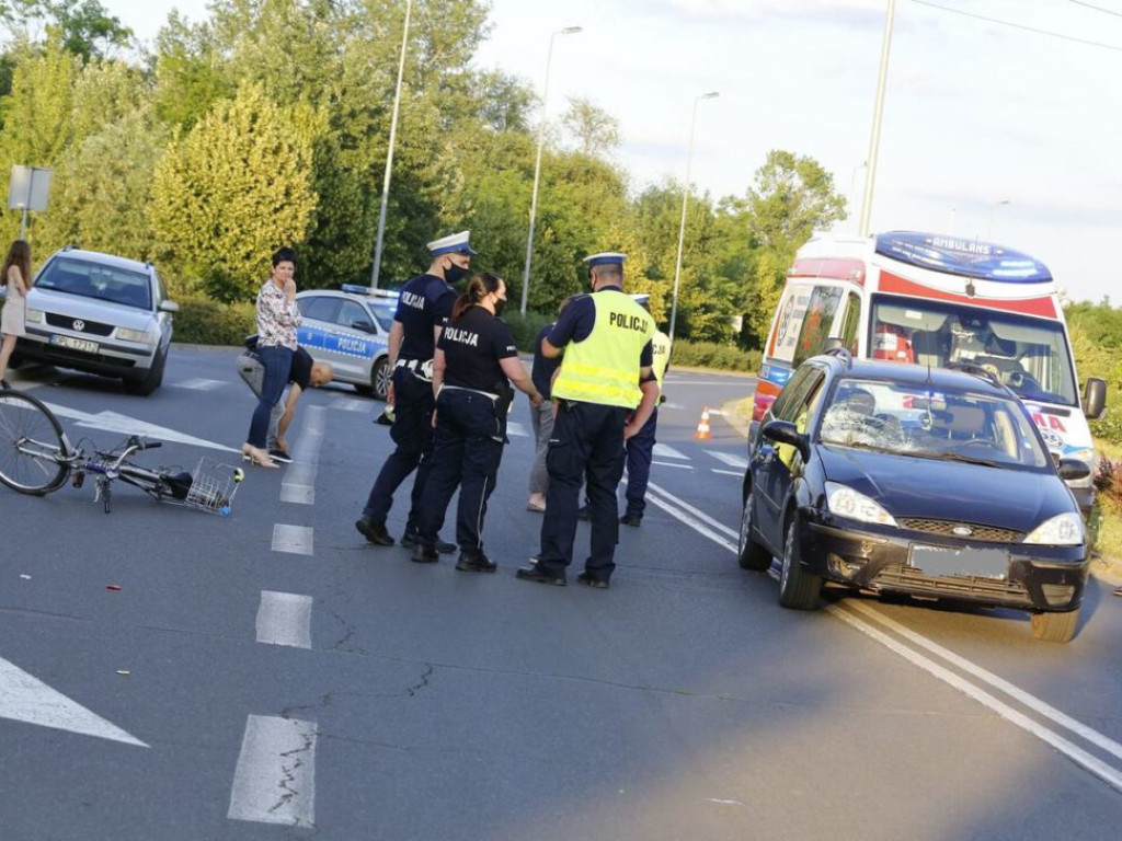 Poważne potrącenie na przejściu dla pieszych. Rowerzystka w ciężkim stanie trafiła do szpitala