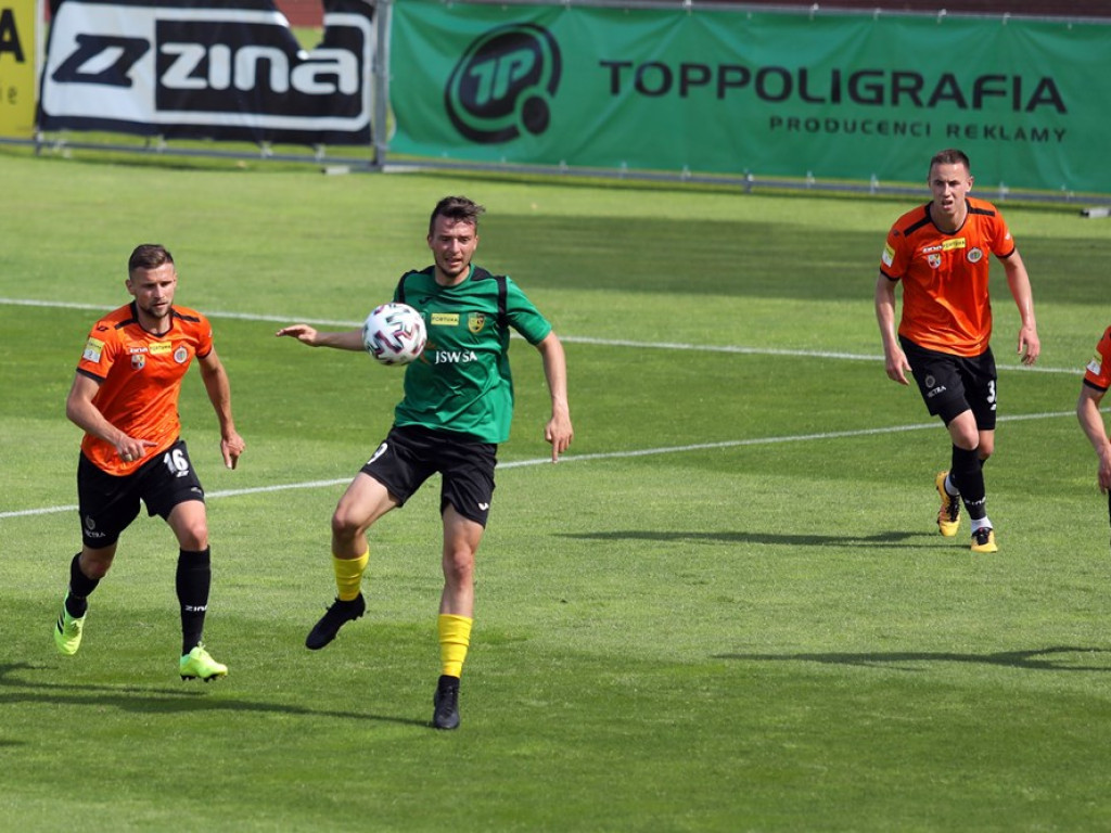 Wyrównany pojedynek Chrobrego z GKS-em i podział punktów